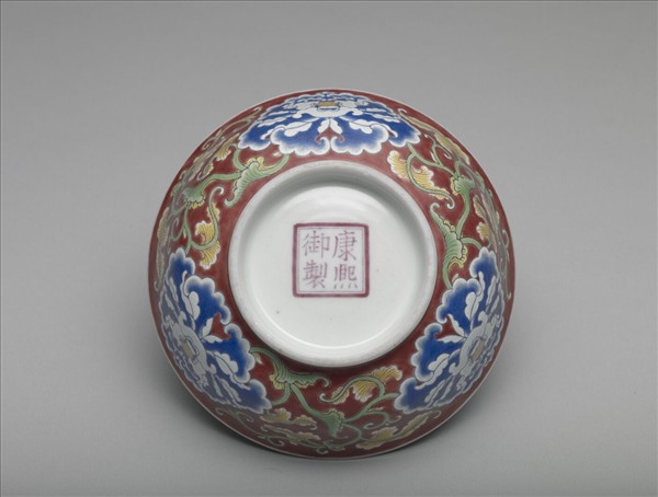 琺瑯彩紅地牡丹紋碗