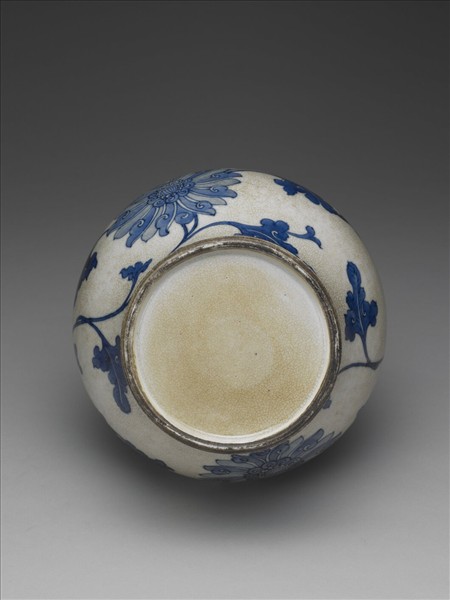 青花番蓮撇口瓶