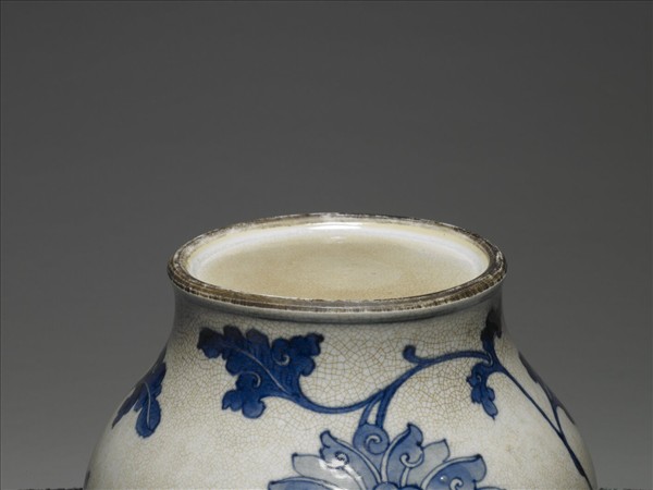 青花番蓮撇口瓶