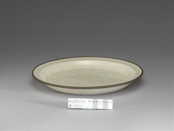 定窯 白瓷劃花寶相花紋折沿盤