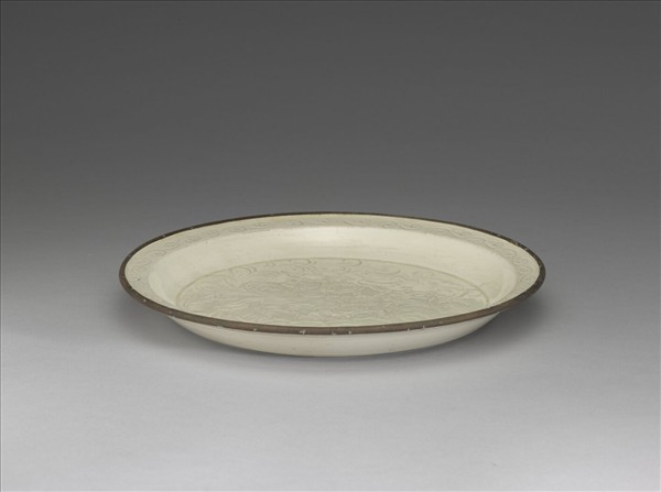 定窯 白瓷劃花寶相花紋折沿盤