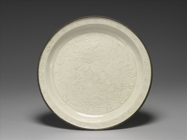 定窯 白瓷劃花寶相花紋折沿盤