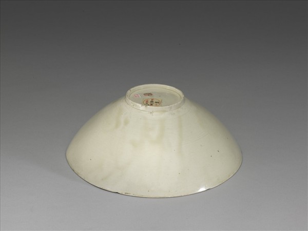 定窯 白瓷印花蓮塘水鳥紋碗