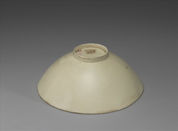 白瓷印花蓮塘魚紋碗