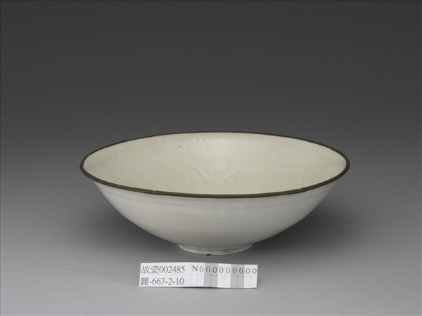 定窯 白瓷劃花蓮花紋碗