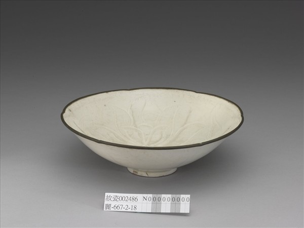 定窯 白瓷劃花牡丹紋葵口碗