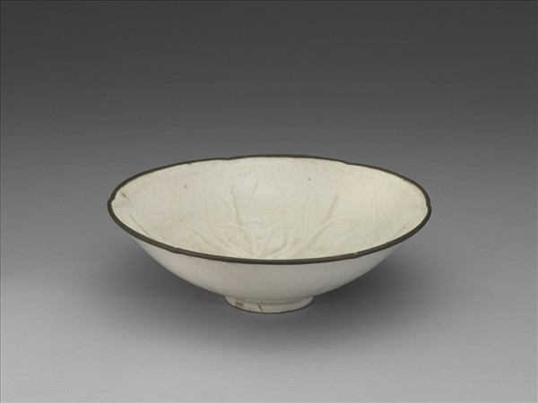 定窯 白瓷劃花牡丹紋葵口碗