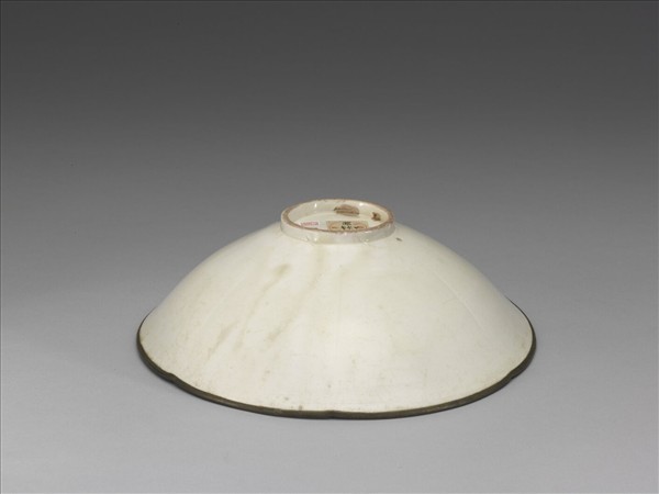 定窯 白瓷劃花牡丹紋葵口碗