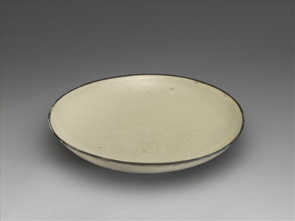 定窯 白瓷印花牡丹紋盤