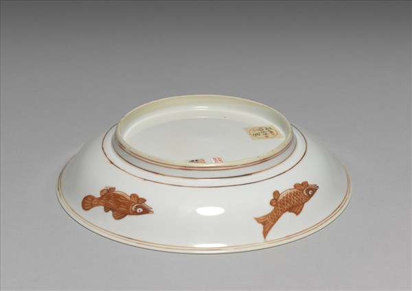 白瓷描紅魚紋盤