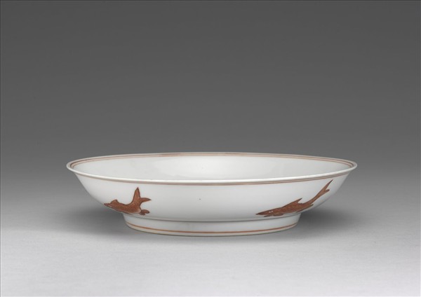白瓷描紅魚紋盤