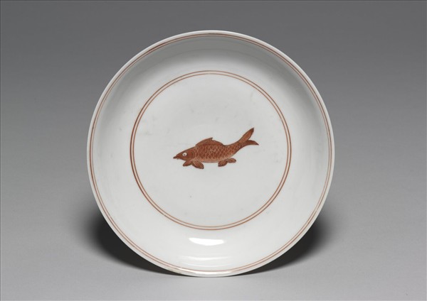 白瓷描紅魚紋盤