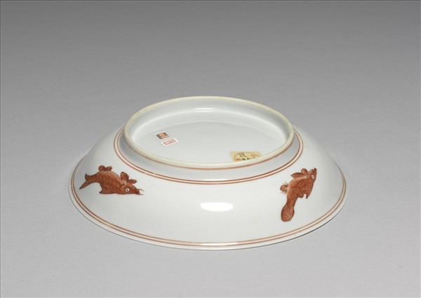 白瓷描紅魚紋盤