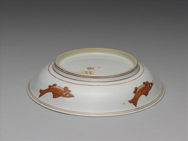 白瓷描紅魚紋盤