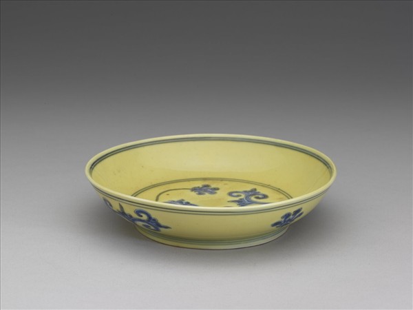 黃釉青花花卉紋盤