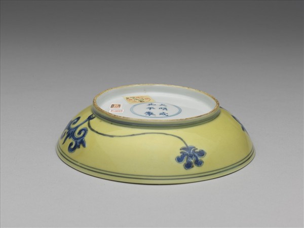 黃釉青花花卉紋盤