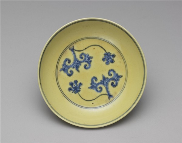 黃釉青花花卉紋盤