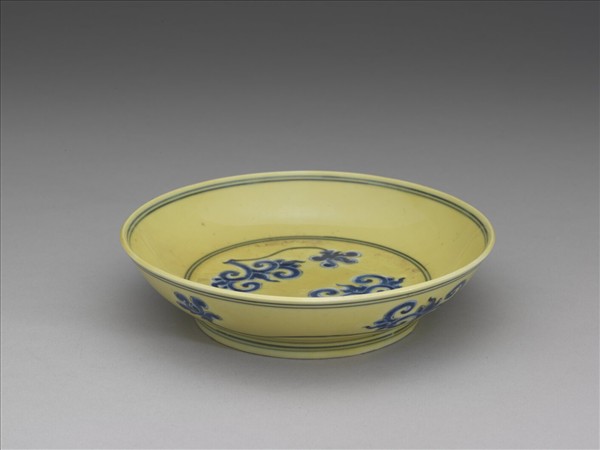 黃釉青花花卉紋盤