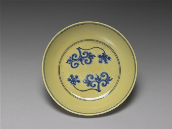 黃釉青花花卉紋盤
