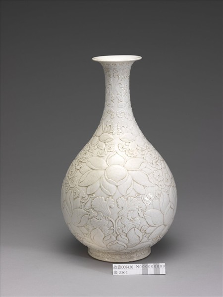 白瓷雕花蓮花紋玉壺春瓶