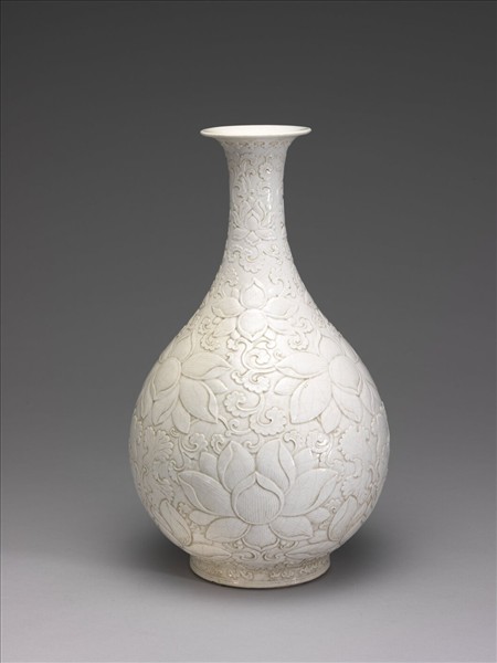 白瓷雕花蓮花紋玉壺春瓶