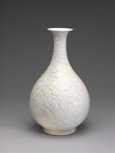 白瓷雕花蓮花紋玉壺春瓶