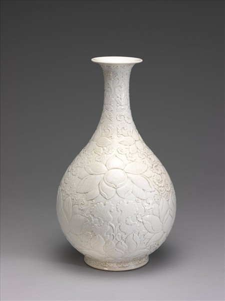白瓷雕花蓮花紋玉壺春瓶