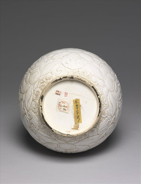 白瓷雕花蓮花紋玉壺春瓶