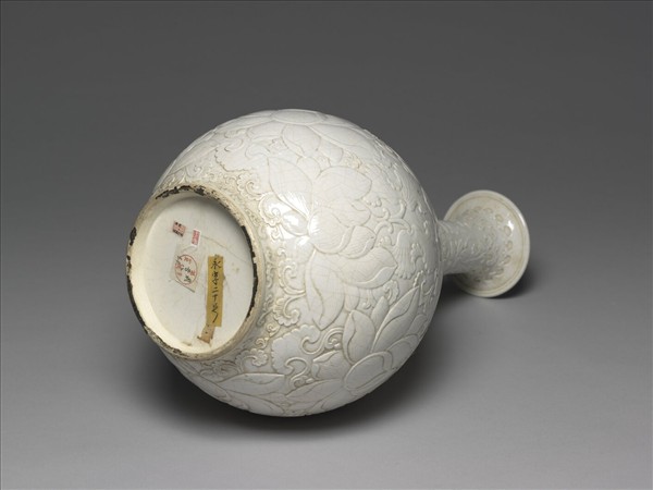 白瓷雕花蓮花紋玉壺春瓶