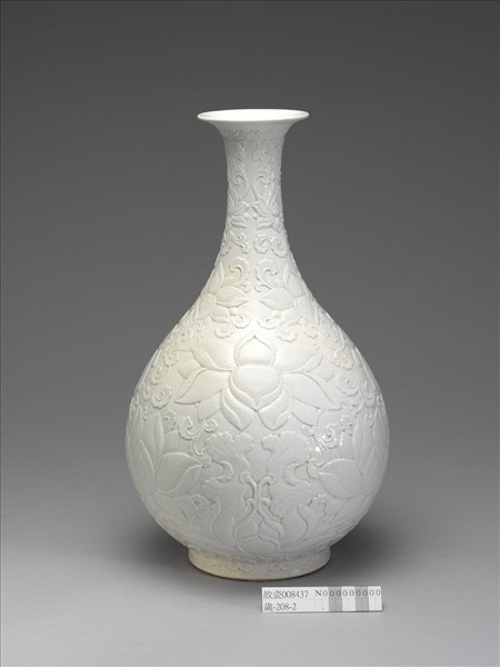 白瓷雕花蓮花紋玉壺春瓶