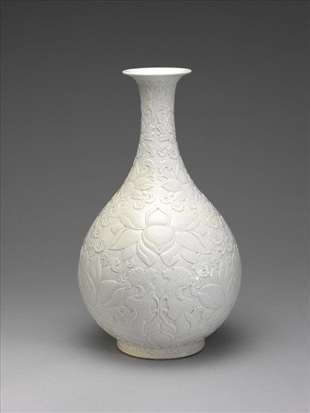 白瓷雕花蓮花紋玉壺春瓶
