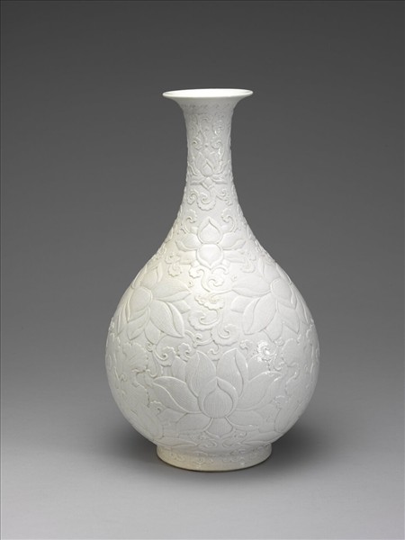 白瓷雕花蓮花紋玉壺春瓶