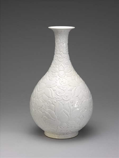 白瓷雕花蓮花紋玉壺春瓶