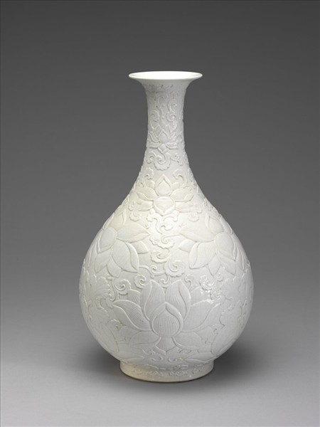 白瓷雕花蓮花紋玉壺春瓶