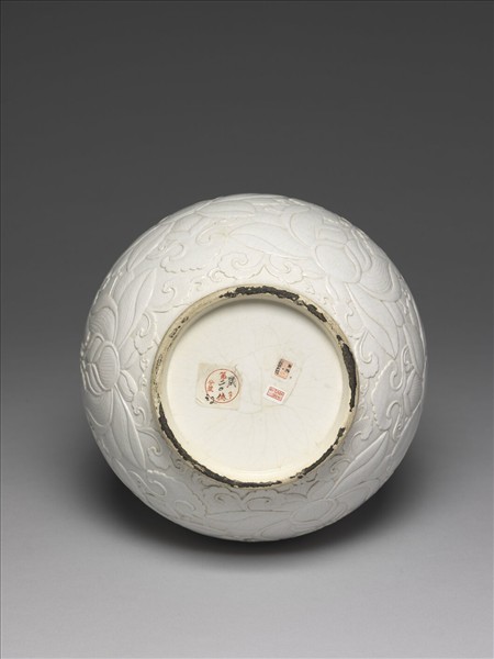 白瓷雕花蓮花紋玉壺春瓶