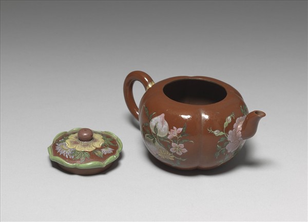 宜興胎畫琺瑯萬壽長春海棠式壺