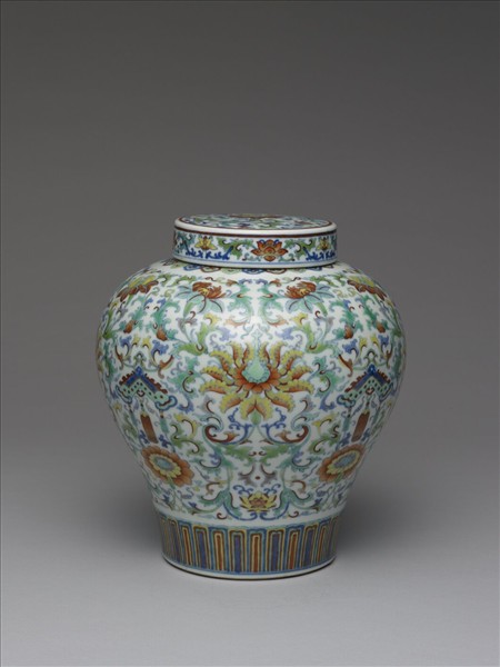 鬥彩番蓮紋蓋罐