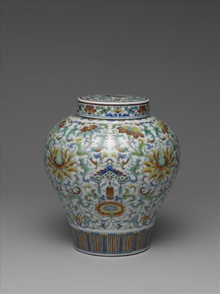 鬥彩番蓮紋蓋罐
