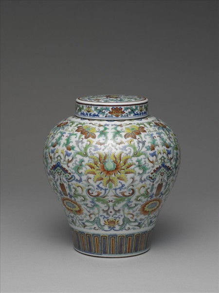 鬥彩番蓮紋蓋罐