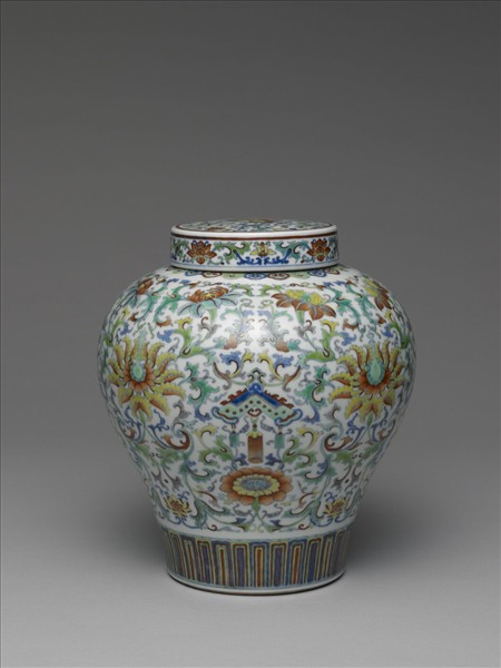 鬥彩番蓮紋蓋罐