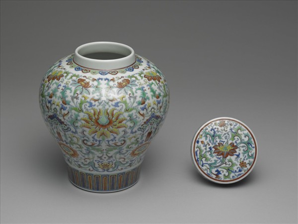 鬥彩番蓮紋蓋罐