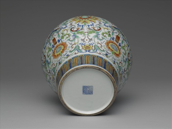 鬥彩番蓮紋蓋罐