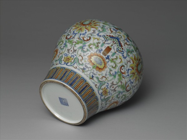 鬥彩番蓮紋蓋罐