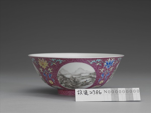 琺瑯彩洋紅地開光山水圖碗