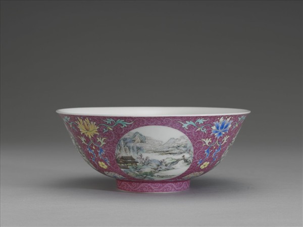 琺瑯彩洋紅地開光山水圖碗
