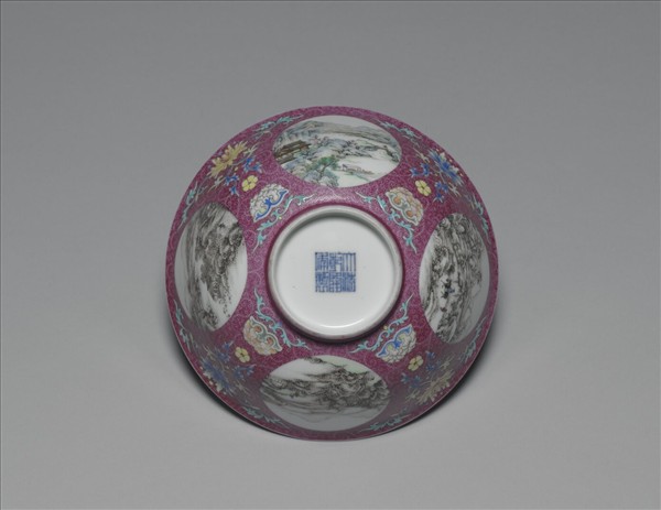 琺瑯彩洋紅地開光山水圖碗