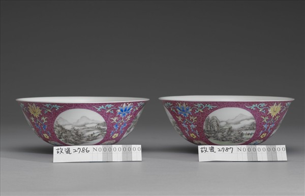 琺瑯彩洋紅地開光山水圖碗