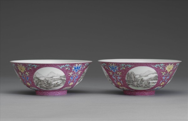 琺瑯彩洋紅地開光山水圖碗