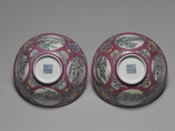 琺瑯彩洋紅地開光山水圖碗