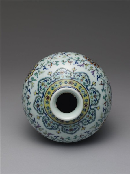 鬥彩番蓮紋梅瓶